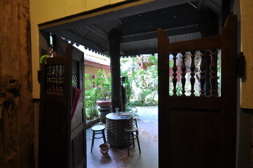 Ayutthaya Bouchic Hostel Exterior photo