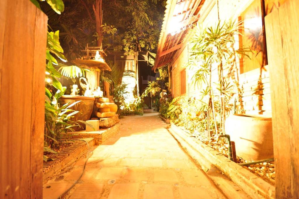 Ayutthaya Bouchic Hostel Exterior photo