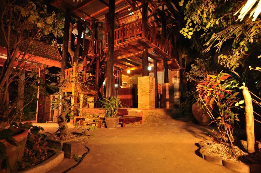 Ayutthaya Bouchic Hostel Exterior photo