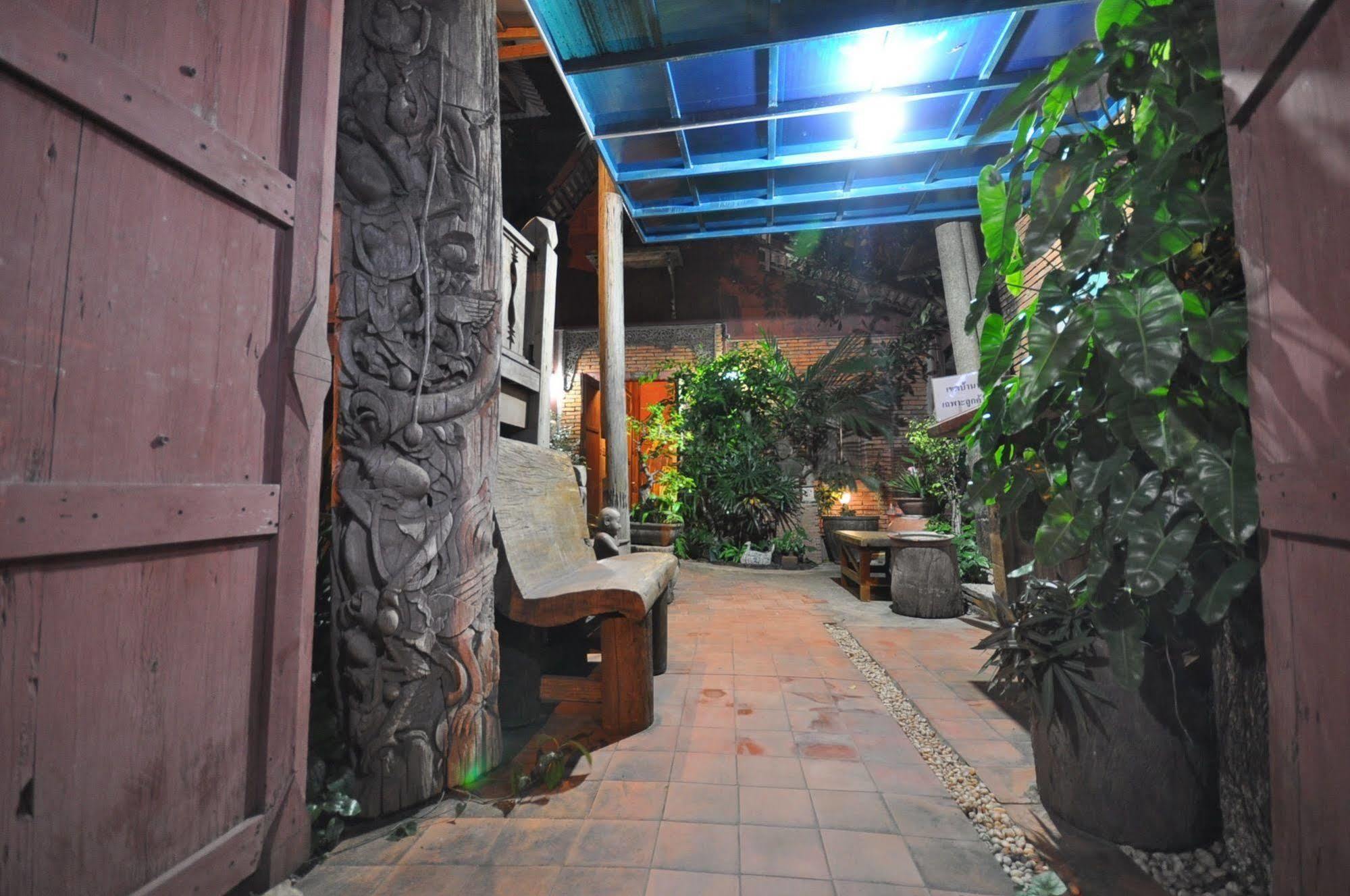 Ayutthaya Bouchic Hostel Exterior photo