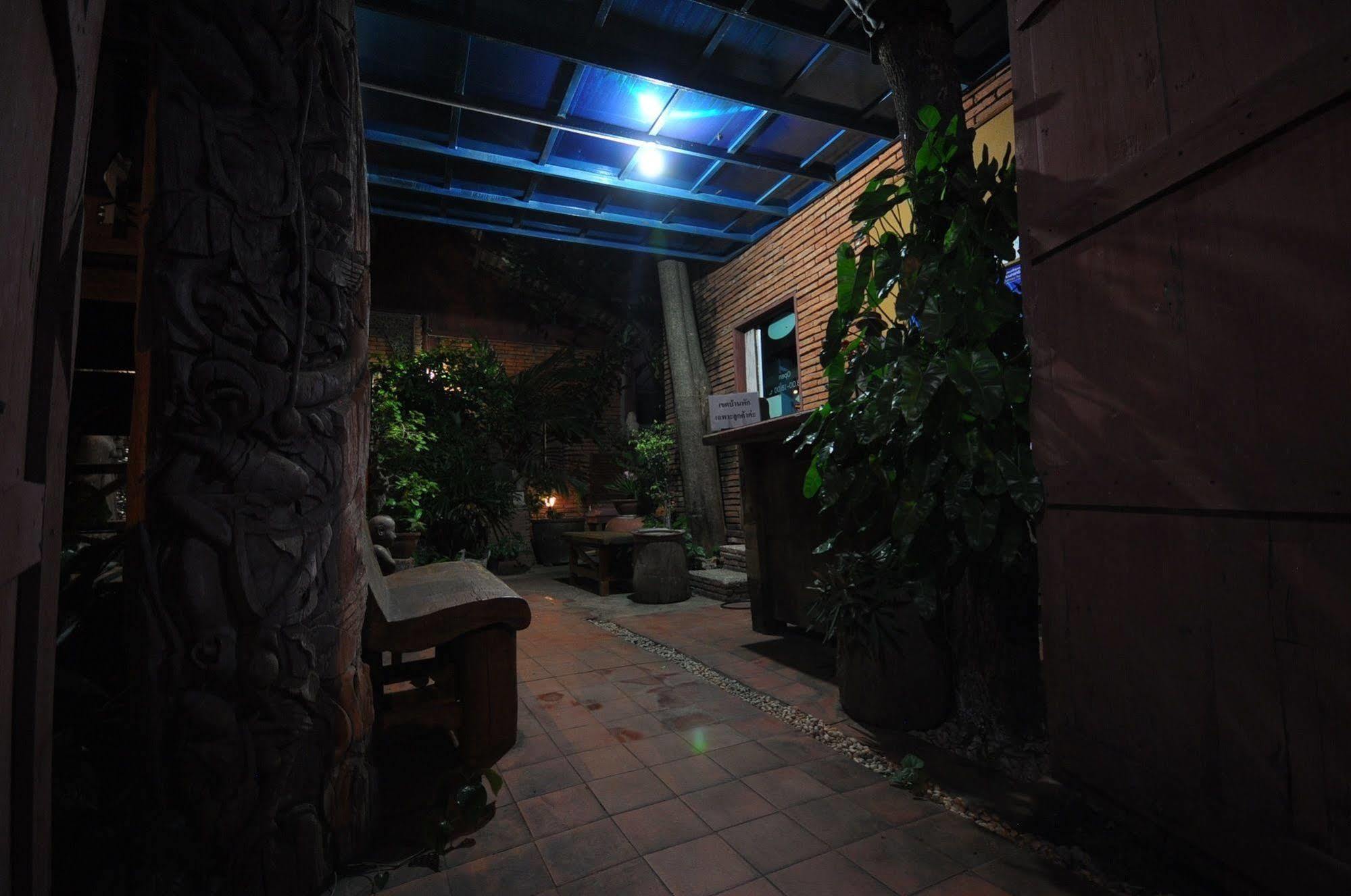 Ayutthaya Bouchic Hostel Exterior photo