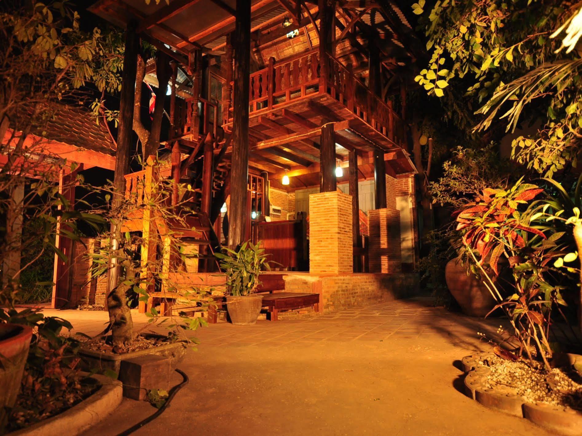 Ayutthaya Bouchic Hostel Exterior photo