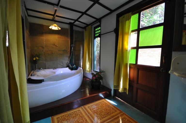 Ayutthaya Bouchic Hostel Exterior photo